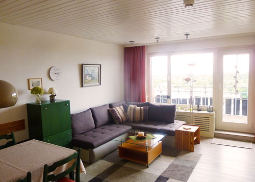 Wohnzimmer mit Balkon - kleine Ferienwohnung